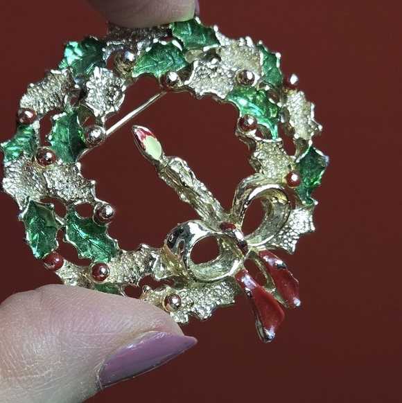 VINTAGE GERRY'S SIGNED GOLD TONE ENAMEL CHRISTMAS WREATH PIN BROOCH - Picture 12 of 16